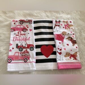 🏠( bundle any 3 w/🏠for $20) Set up three decorative, valentine kitchen towels